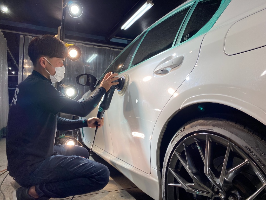 白色車両ボディ磨き