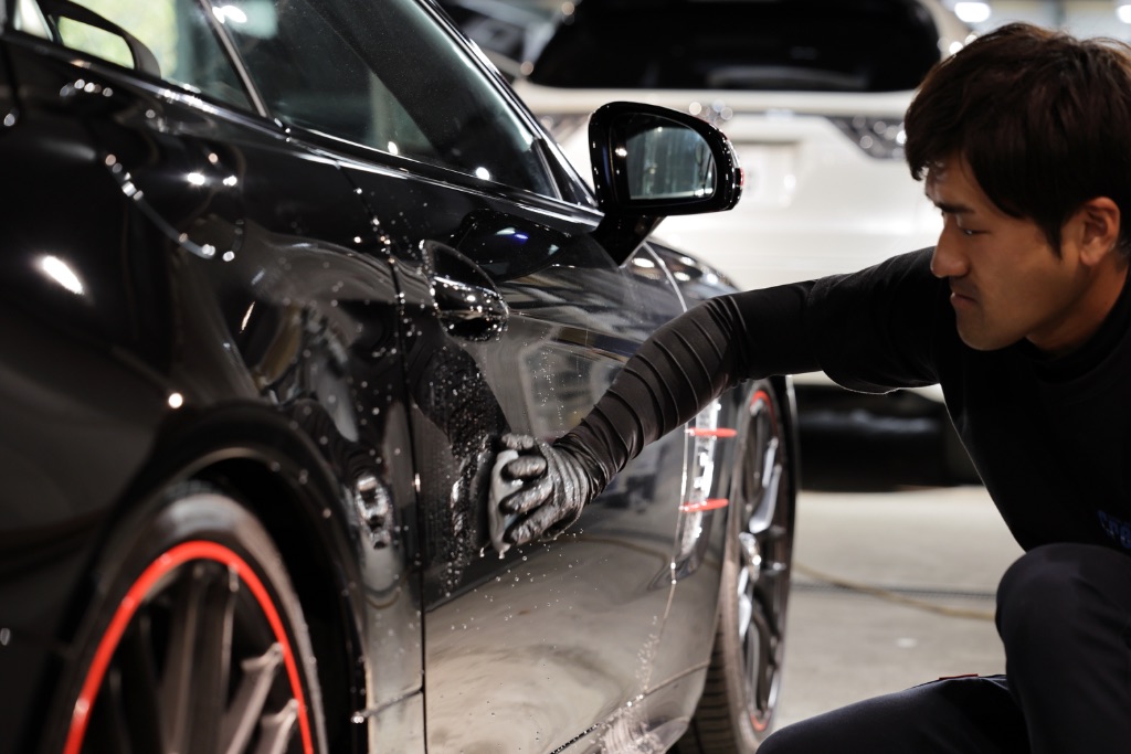 黒色車両洗車作業