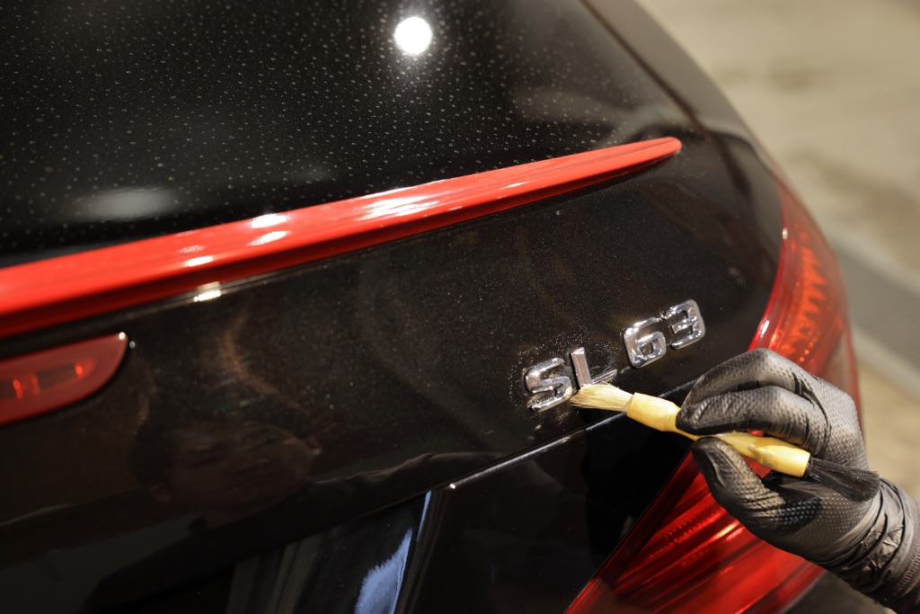 SL63エンブレム細部作業