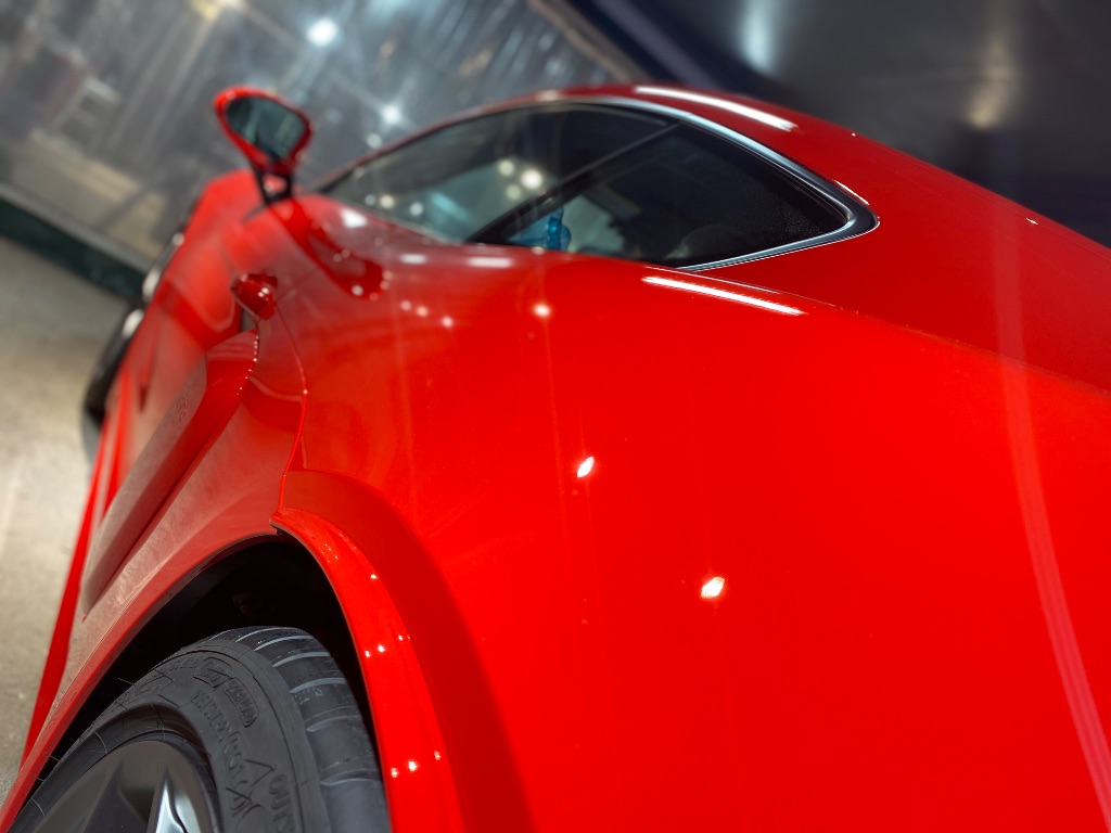 赤色車両仕上げ作業