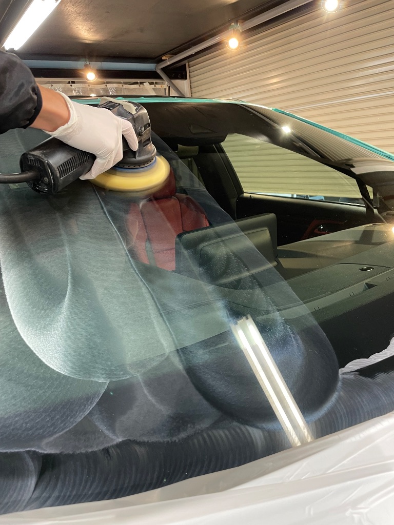 スポーツカーガラス磨き